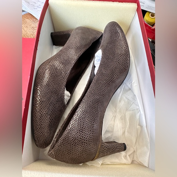 Vaneli - Picture 2 of 5